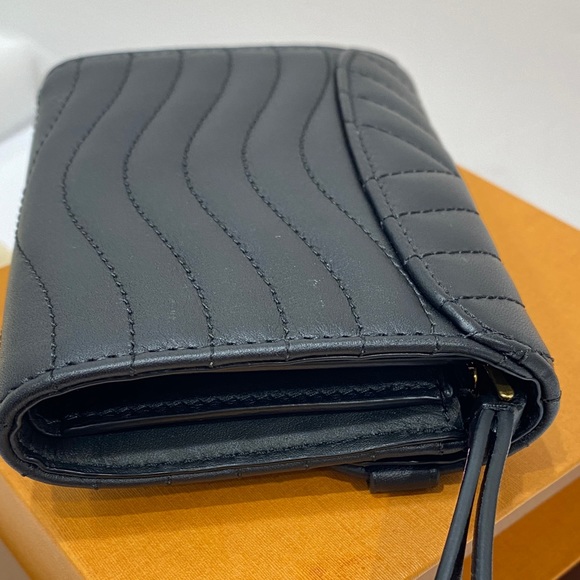 LOUIS VUITTON
Black Leather New Wave Compact Wallet - Picture 7 of 14